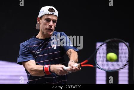 Colonia, Germania. 25 Ott 2020. Tennis: ATP Tour - Campionati di Colonia (ATP), individuali, uomini, finale, A. Zverev (Germania) - Schwartzman (Argentina). Diego Schwartzman gioca la palla. Credit: Jonas Güttler/dpa/Alamy Live News Foto Stock