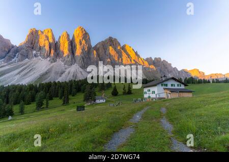 Sass Rigais, Furchetta e Odle al tramonto viste dal rifugio Glatsch Alm, Val di Funes, Alto Adige, Dolomiti, Italia Foto Stock