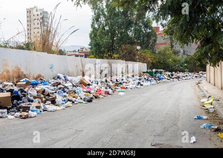 Ottobre 2020 - accumulo di rifiuti nelle strade di Beirut, la crisi libanese spazzatura Foto Stock