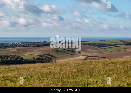 Vista su terreni agricoli verso il mare, da Firle Beacon in Sussex Foto Stock