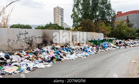 Ottobre 2020 - accumulo di rifiuti nelle strade di Beirut, la crisi libanese spazzatura Foto Stock