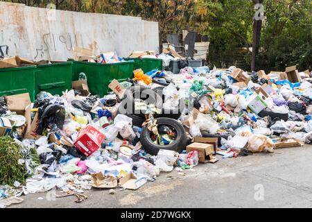 Ottobre 2020 - accumulo di rifiuti nelle strade di Beirut, la crisi libanese spazzatura Foto Stock