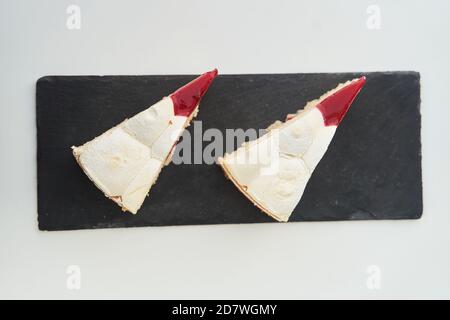 Due pezzi di torta su un vassoio nero vista dall'alto Foto Stock