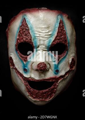 Maschera killer Clown faccia isolata contro sfondo nero Foto Stock