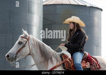 Liliana Castaneda attende il suo turno ad uno spettacolo di danza del Cavallo Messicano a Tieton, Washington, sabato 17 ottobre 2020. Il tradizionale da Foto Stock