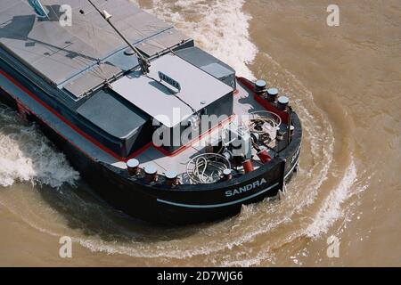 AJAXNETPHOTO. PARIGI, FIUME SENNA, FRANCIA. - FARE LE ONDE - LA PENICHE SANDRA FARE LE ONDE COME SPINGE A MONTE ATTRAVERSO LA CITTÀ.PHOTO:JONATHAN EASTLAND/AJAX REF:81604 7241 Foto Stock