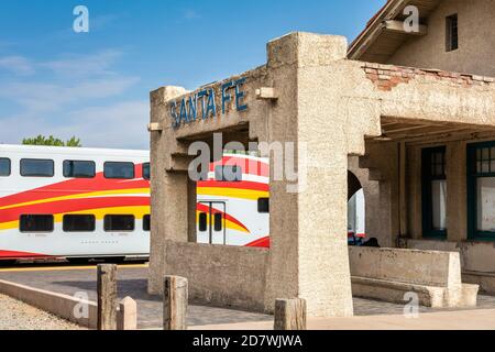 Santa Fe Depot, ora utilizzato per il treno per pendolari Rail Runner Express, nel Santa Fe Railyard, New Mexico, USA. Foto Stock