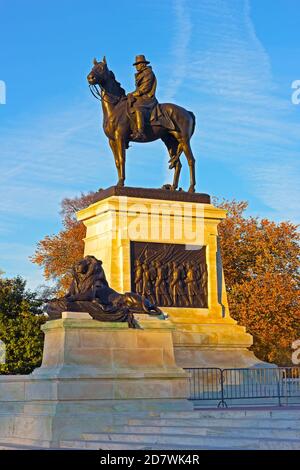 Ulysses US Grant Equestrian statue al tramonto a Washington DC, USA. Monumento alla Guerra civile su Capitol Hill con la seconda statua equestre più grande degli Stati Uniti Foto Stock