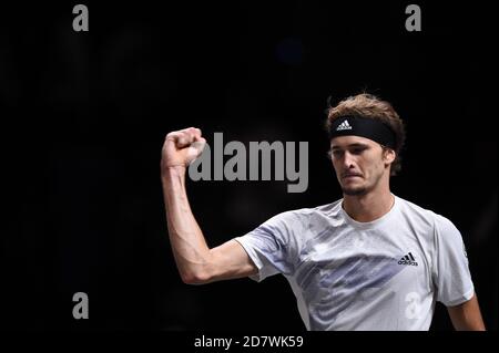 Colonia, Germania. 25 Ott 2020. Tennis: ATP Tour - Campionati di Colonia (ATP), individuali, uomini, finali, Zverev (Germania) - D. Schwartzman (Argentina). Alexander Zverev cita il suo pugno dopo il suo punto decisivo per vincere. Credit: Jonas Güttler/dpa/Alamy Live News Foto Stock