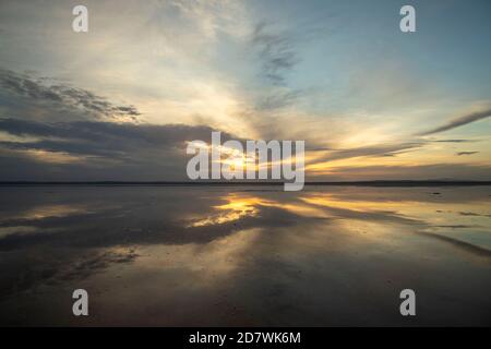 Bellissimo Lago Salato Tuz Golu in Turchia. Uno dei più grandi laghi salati del mondo. Foto Stock