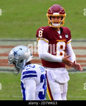 Landover, Stati Uniti. 25 Ott 2020. Il quarto della squadra di calcio di Washington Kyle Allen (8) sorride durante un timeout contro i Dallas Cowboys al FedEx Field di Landover, Maryland, domenica 25 ottobre 2020. Washington ha vinto 25-3. Foto di David Tulis/UPI Credit: UPI/Alamy Live News Foto Stock