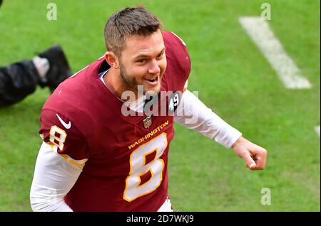 Landover, Stati Uniti. 25 Ott 2020. Il quarto della squadra di calcio di Washington Kyle Allen (8) sorride quando esce dal campo dopo una vittoria del 25-3 sui Dallas Cowboys al FedEx Field di Landover, Maryland, domenica 25 ottobre 2020. Foto di David Tulis/UPI Credit: UPI/Alamy Live News Foto Stock