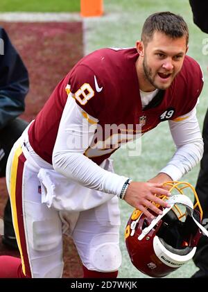 Landover, Stati Uniti. 25 Ott 2020. Il quarto della squadra di calcio di Washington Kyle Allen (8) sorride quando esce dal campo dopo una vittoria del 25-3 sui Dallas Cowboys al FedEx Field di Landover, Maryland, domenica 25 ottobre 2020. Foto di David Tulis/UPI Credit: UPI/Alamy Live News Foto Stock