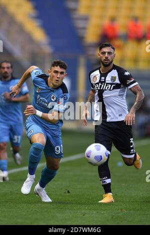 Parma, Italia. 25 Ott 2020. Roberto piccoli (Spezia)Giuseppe Pezzella (Parma) durante la partita italiana 'sarie A' tra Parma 2-2 Spezia allo stadio Ennio Tardini il 25 ottobre 2020 a Parma. Credit: Maurizio Borsari/AFLO/Alamy Live News Foto Stock