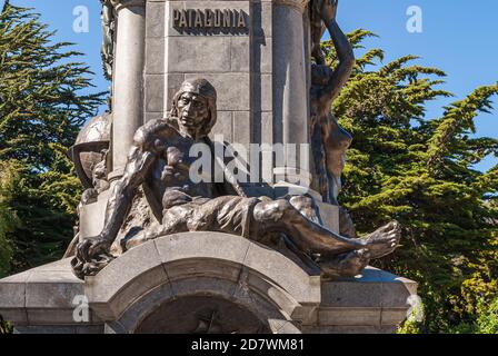 Punta Arenas, Cile - 12 dicembre 2008: Statua di Ferdinand Magellan. Dettaglio che mostra il maschio indigeno sotto la parola Patagonia. Scultura in bronzo su grigio Foto Stock