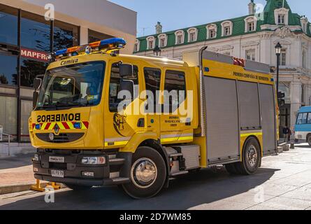 Punta Arenas, Cile - 12 dicembre 2008: Primo piano del motore giallo Fire parcheggiato in strada. Edifici dietro. Foto Stock