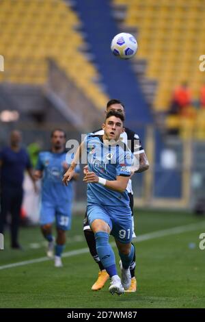 Parma, Italia. 25 Ott 2020. Roberto piccoli (Spezia)Giuseppe Pezzella (Parma) durante la partita italiana 'sarie A' tra Parma 2-2 Spezia allo stadio Ennio Tardini il 25 ottobre 2020 a Parma. Credit: Maurizio Borsari/AFLO/Alamy Live News Foto Stock