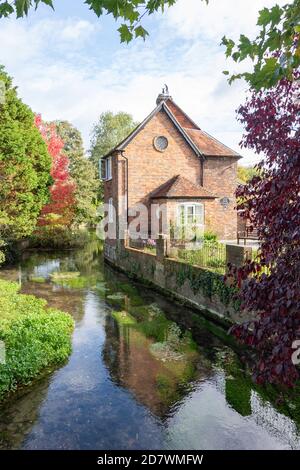 Forge Cottage on River Dun, Bridge Street, Hungerford, Berkshire, Inghilterra, Regno Unito Foto Stock