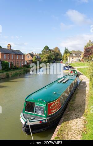 Canal boat su Kennett & Avon Canal, High Street, Hungerford, Berkshire, Inghilterra, Regno Unito Foto Stock