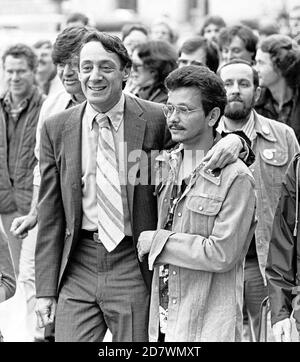 Harvey Milk cammina con i tifosi per il Municipio per aver giurato come un neo eletto San Francisco Supervisor . 01/09/78 Foto Stock