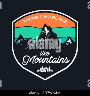 Mountain Explorer grafica per T-Shirt, stampe. Vintage disegnato a mano emblema di camp. Retrò estate inverno viaggi, scena badge inusuale. Avventura all'aperto Foto Stock