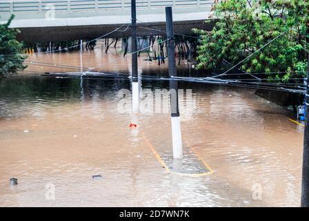 San Paolo, San Paolo, Brasile. 25 Ott 2020. (INT) Heavy Rainfall a Sao Paulo. 25 ottobre 2020, Sao Paulo, Brasile: La pioggia pesante causa inondazioni al terminal degli autobus di Bandeira, centro di Sao Paulo. Credit : Adeleke Anthony Fote/Thenews2 Credit: Adeleke Anthony Fote/TheNEWS2/ZUMA Wire/Alamy Live News Foto Stock