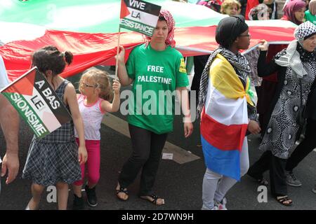 Manifestazione pro-palestinese a Parigi a sostegno del popolo di Gaza a seguito dell'offensiva israeliana che rivendica la vita del 1,600 Palestinesi Foto Stock