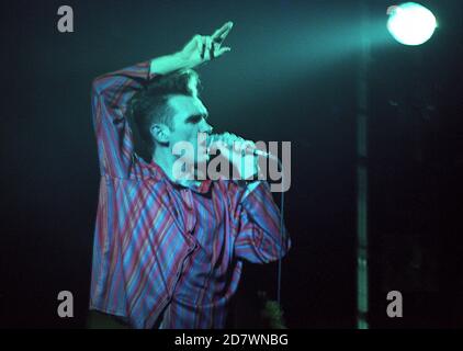 Morrissey e gli Smiths si esibiscono presso la De Montfort Hall di Leicester, Inghilterra, il 1° aprile 1985. Parte del tour 'Mat is Murder'. Foto Stock