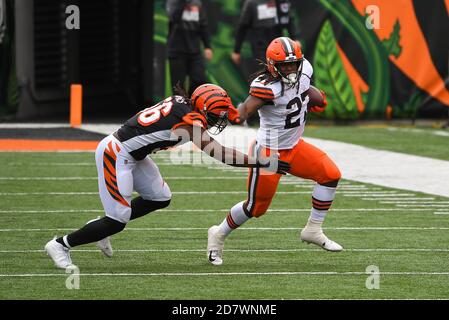 Cincinnati, OH, Stati Uniti. 25 Ott 2020. Kareem Hunt n° 27 dei Cleveland Browns ha fatto precipitarsi la palla durante l'azione di gioco di football della NFL tra i Cleveland Browns e i Cincinnati Bengals al Paul Brown Stadium il 25 ottobre 2020 a Cincinnati, OH. Adam Lacy/CSM/Alamy Live News Foto Stock