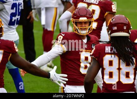 Landover, Stati Uniti. 25 Ott 2020. Il quarterback della squadra di calcio di Washington Kyle Allen (8) celebra un touchdown contro i Dallas Cowboys durante la prima metà di una partita di football della NFL al FedEx Field di Landover, Maryland, domenica 25 ottobre 2020. Foto di David Tulis/UPI Credit: UPI/Alamy Live News Foto Stock