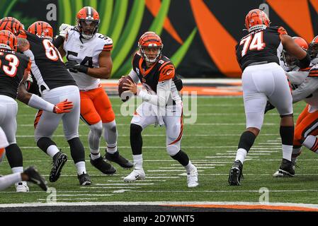 Cincinnati, OH, Stati Uniti. 25 Ott 2020. Joe Burrow n. 9 dei Cincinnati Bengals scrambles con la palla durante l'azione di gioco di football NFL tra i Cleveland Browns e i Cincinnati Bengals al Paul Brown Stadium il 25 ottobre 2020 a Cincinnati, OH. Adam Lacy/CSM/Alamy Live News Foto Stock