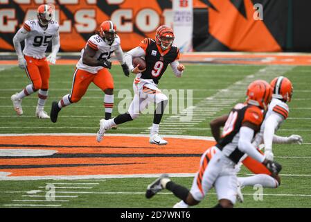 Cincinnati, OH, Stati Uniti. 25 Ott 2020. Joe Burrow n. 9 dei Cincinnati Bengals scrambles con la palla durante l'azione di gioco di football NFL tra i Cleveland Browns e i Cincinnati Bengals al Paul Brown Stadium il 25 ottobre 2020 a Cincinnati, OH. Adam Lacy/CSM/Alamy Live News Foto Stock