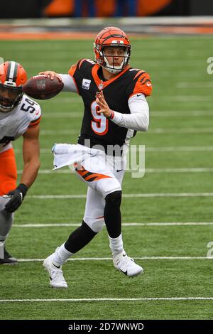 Cincinnati, OH, Stati Uniti. 25 Ott 2020. Joe Burrow n. 9 dei Cincinnati Bengals scrambles con la palla durante l'azione di gioco di football NFL tra i Cleveland Browns e i Cincinnati Bengals al Paul Brown Stadium il 25 ottobre 2020 a Cincinnati, OH. Adam Lacy/CSM/Alamy Live News Foto Stock