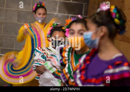 I membri di el Grupo de Danza la speranza preparano il backstage per uno spettacolo al Mighty Tieton Warehouse di Tieton, Washington, domenica, ottobre Foto Stock