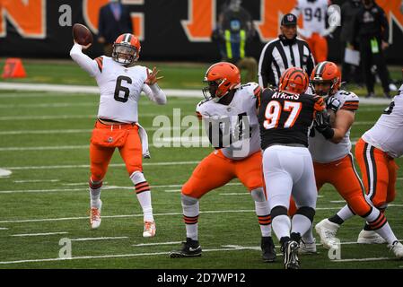 Cincinnati, OH, Stati Uniti. 25 Ott 2020. Baker Mayfield n. 6 dei Cleveland Browns passa il pallone durante l'azione di gioco di football della NFL tra i Cleveland Browns e i Cincinnati Bengals al Paul Brown Stadium il 25 ottobre 2020 a Cincinnati, Ohio. Adam Lacy/CSM/Alamy Live News Foto Stock