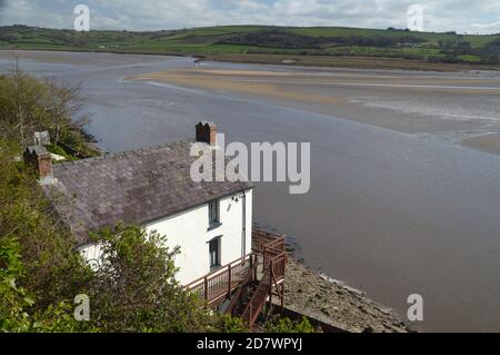 La Boathouse di Dylan Thomas si affaccia sull'estuario di Laugharne, nel Carmarthensshire, nel Galles del Sud. Foto Stock