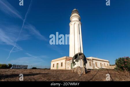 Scultura in Faro Trafalgar, Capo Trafalgar, provincia Cadice, Andalusia, Spagna Foto Stock