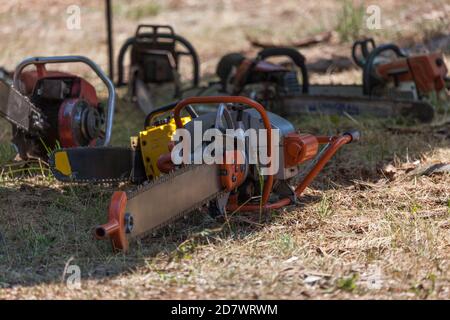 Prospetto, Oregon / USA - 16 agosto 2014: Una motosega antica si siede all'ombra con altre seghe elettriche al Prospect Hillbilly Jamboree e Timber C. Foto Stock