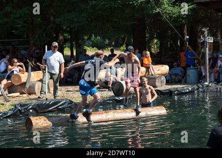 Prospect, Oregon / USA - 16 agosto 2014: Due uomini gareggiano nell'evento di Rolling skill log al Prospect Hillbilly Jamboree e Timber Carnival in Pro Foto Stock