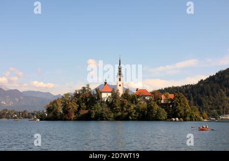 Isola di Bled nel mezzo del lago in Slovenia Foto Stock