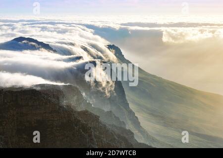 Table montagna coperta di coperta nuvola al tramonto, Città del Capo, Sud Africa Foto Stock