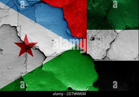 Bandiere di Gibuti ed Emirati Arabi Uniti dipinte su cracked parete Foto Stock