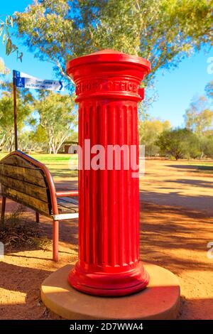 Antica cassetta postale rossa dell'ufficio postale della vecchia stazione telegrafica di Alice Springs. Un punto di riferimento storico ad Alice Springs, territorio del Nord, Centro Foto Stock