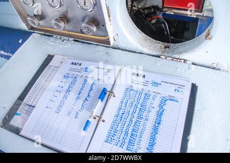 Il giornale di bordo del nitrox della nave NaiÕa a bordo vivo nelle Figi. Ogni subacqueo che utilizza una miscela di nitrosi compila questo modulo per ogni immersione. Foto Stock