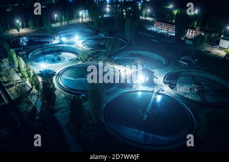 Impianto di trattamento delle acque reflue di notte, vista aerea. Serbatoio per la depurazione delle acque reflue. Foto Stock