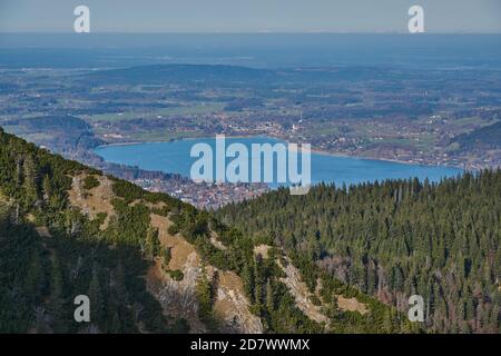 Lago di Tegernsee nelle Alpi tedesche. Veduta aerea del Tegernsee. Tegernsee visto dall'Hirschberg. Lago di Tegernsee nelle alpi bavaresi in Germania. Foto Stock