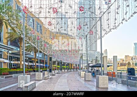Dubai, Emirati Arabi Uniti Febbraio 2020: Area a piedi vicino al Burj Khalifa e al centro commerciale di Dubai al mattino presto. Foto Stock