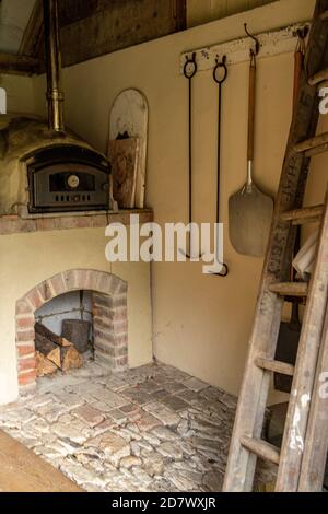 Un forno per pizza in un fienile rustico Foto Stock