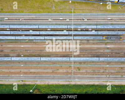 Vista aerea dall'alto verso il basso del drone vista treno delle strade ferroviarie trasporto di infrastrutture Foto Stock