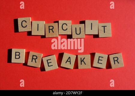 Interruttore automatico, parole in lettere alfabetiche in legno isolate su sfondo rosso Foto Stock